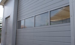 Brama przemysłowa i drzwi panelowe – realizacja Tarapata Sp. z o.o.